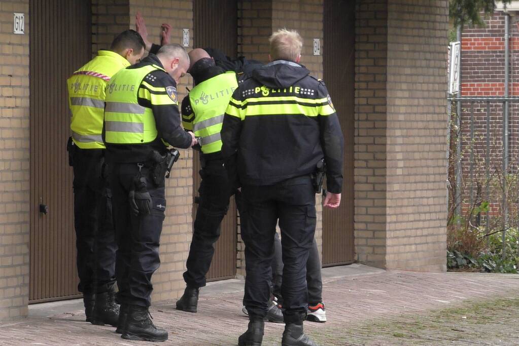 Politie houdt voertuigencontrole op pakeerplaats