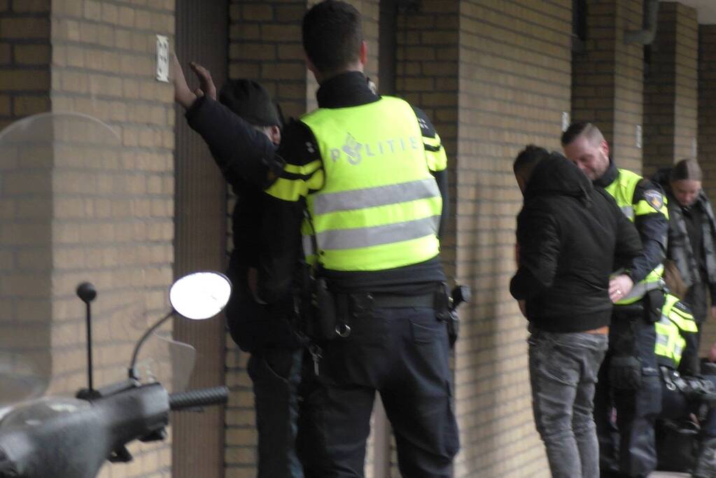 Politie houdt voertuigencontrole op pakeerplaats