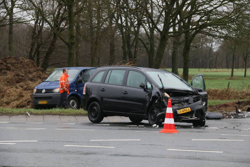 Automobilist botst in flank van bestelbus