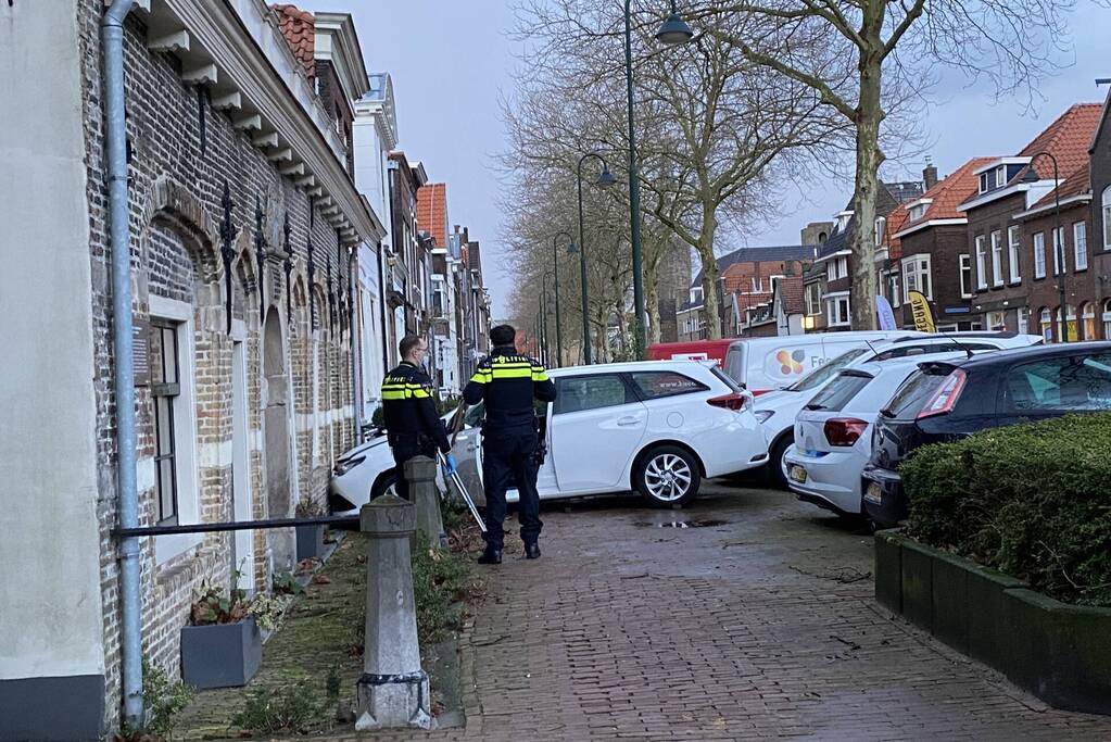 Bestuurder verliest macht over voertuig en botst tegen gebouw