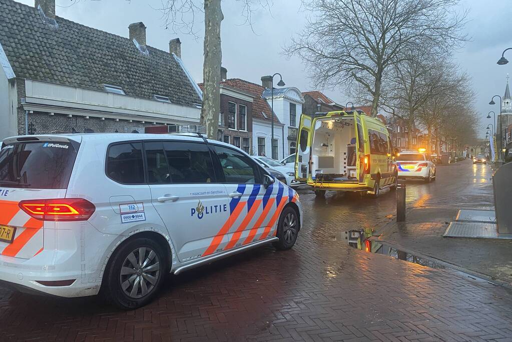 Bestuurder verliest macht over voertuig en botst tegen gebouw