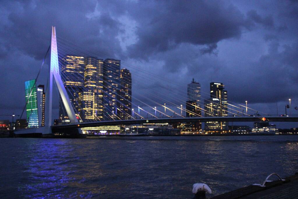 Erasmusbrug kleurt blauw-geel
