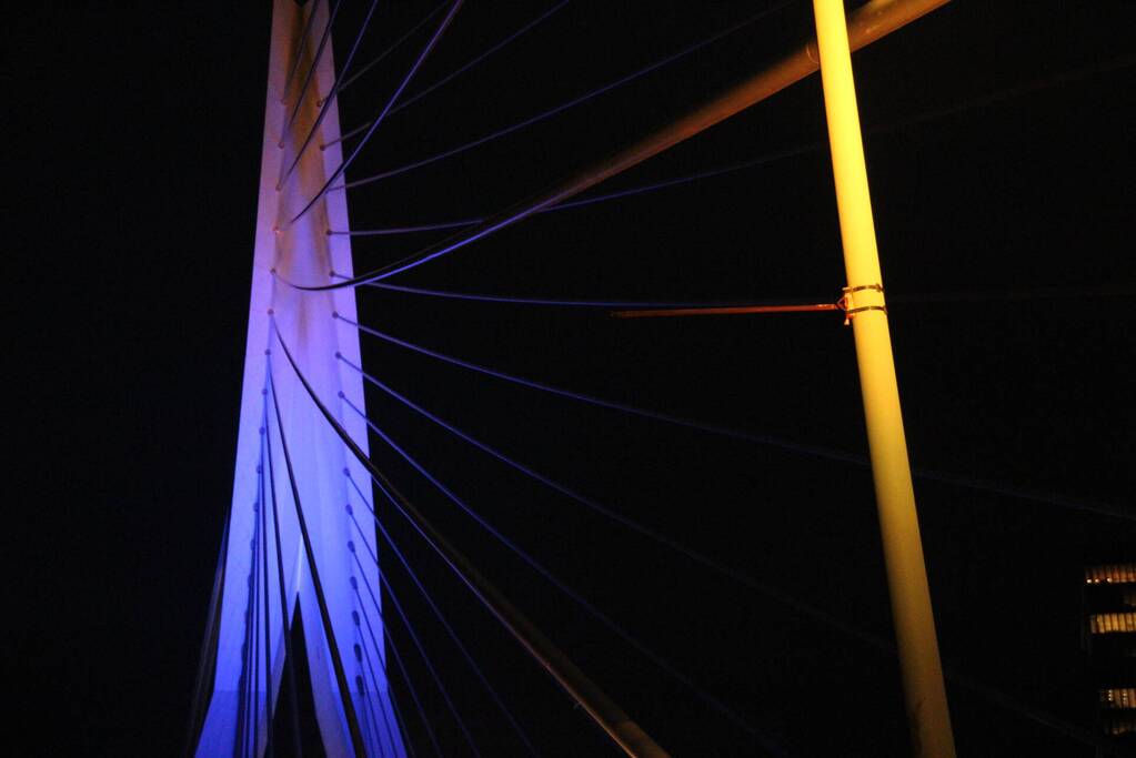 Erasmusbrug kleurt blauw-geel