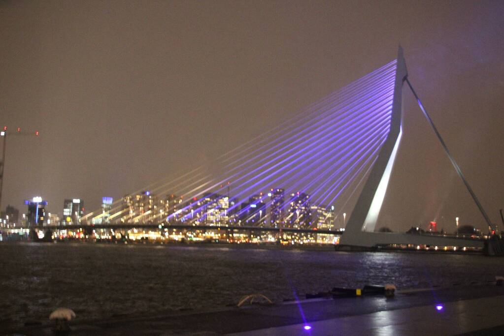 Erasmusbrug kleurt blauw-geel