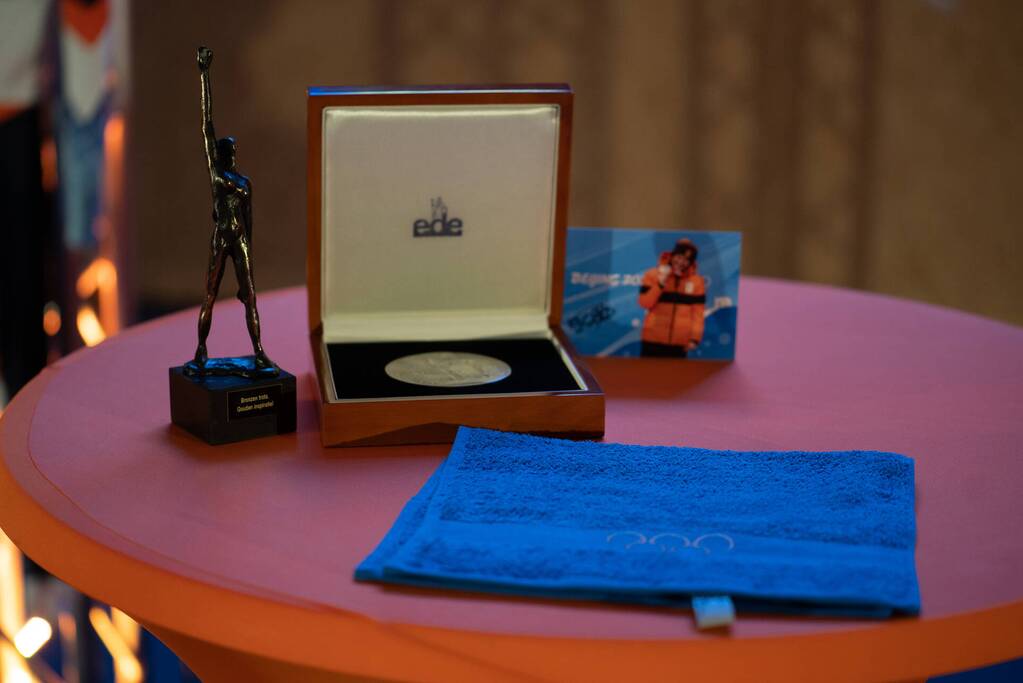 Skeletonster Kimberley Bos gehuldigd door burgemeester