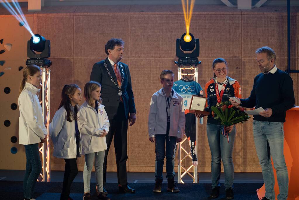 Skeletonster Kimberley Bos gehuldigd door burgemeester