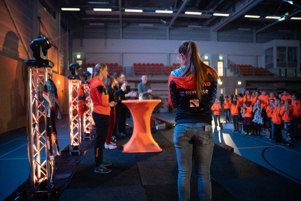 Skeletonster Kimberley Bos gehuldigd door burgemeester