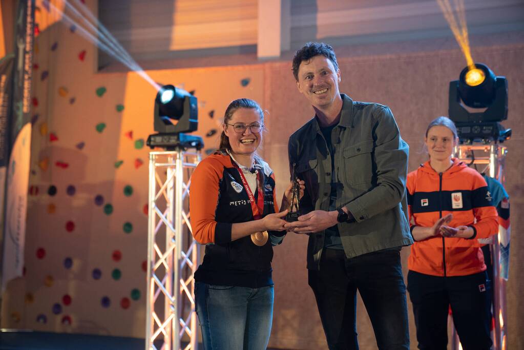 Skeletonster Kimberley Bos gehuldigd door burgemeester