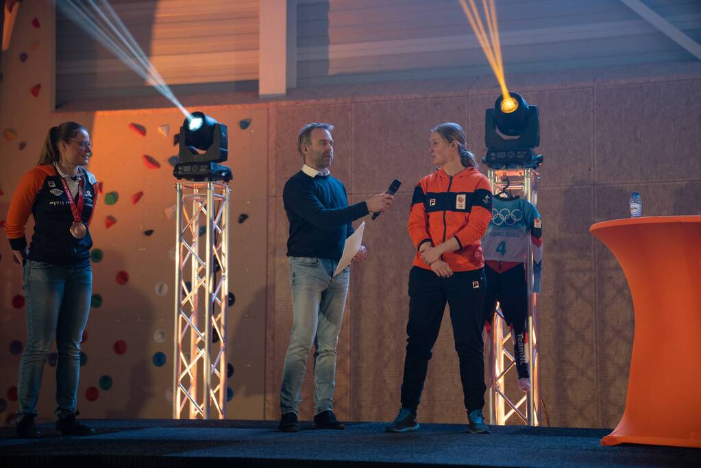 Skeletonster Kimberley Bos gehuldigd door burgemeester