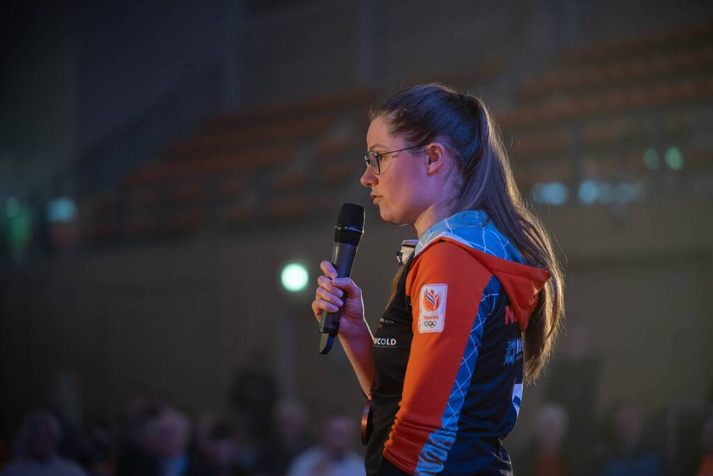 Skeletonster Kimberley Bos gehuldigd door burgemeester