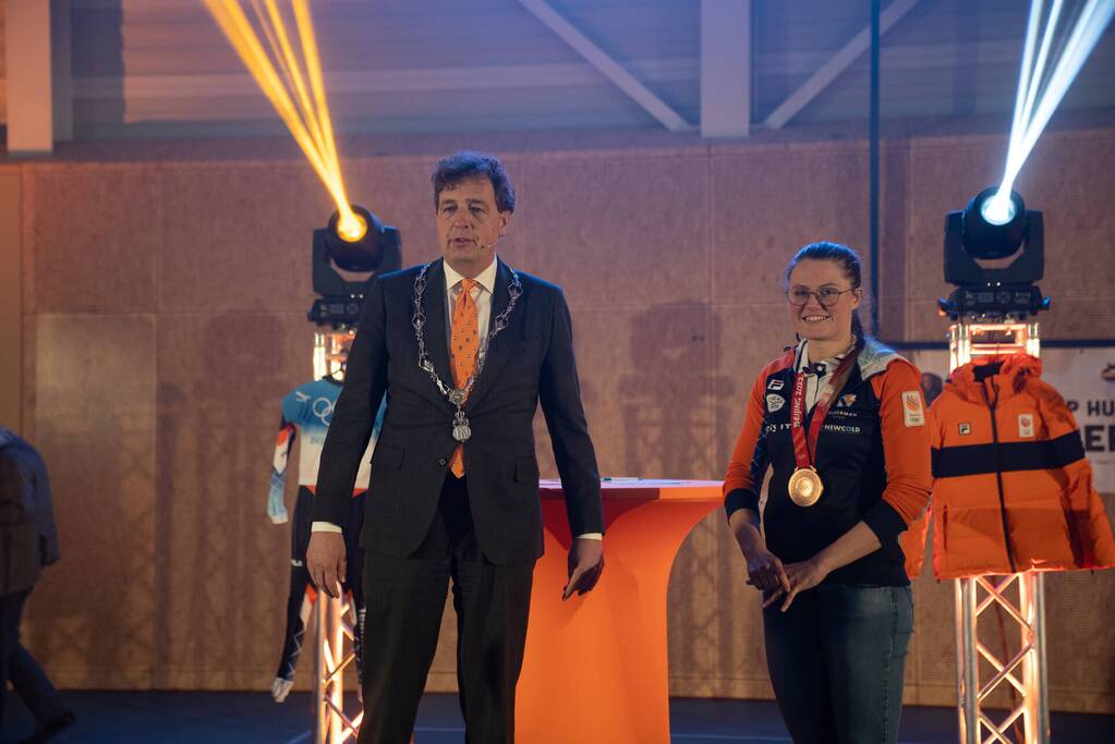 Skeletonster Kimberley Bos gehuldigd door burgemeester