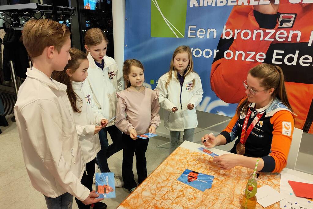 Skeletonster Kimberley Bos gehuldigd door burgemeester
