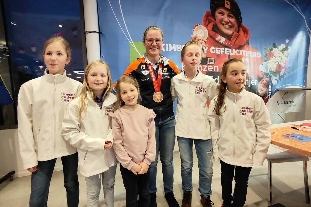 Skeletonster Kimberley Bos gehuldigd door burgemeester