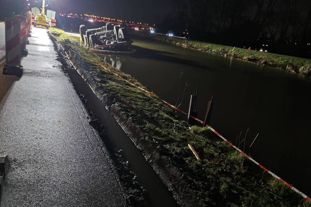 Kraan zakt weg en valt om in water