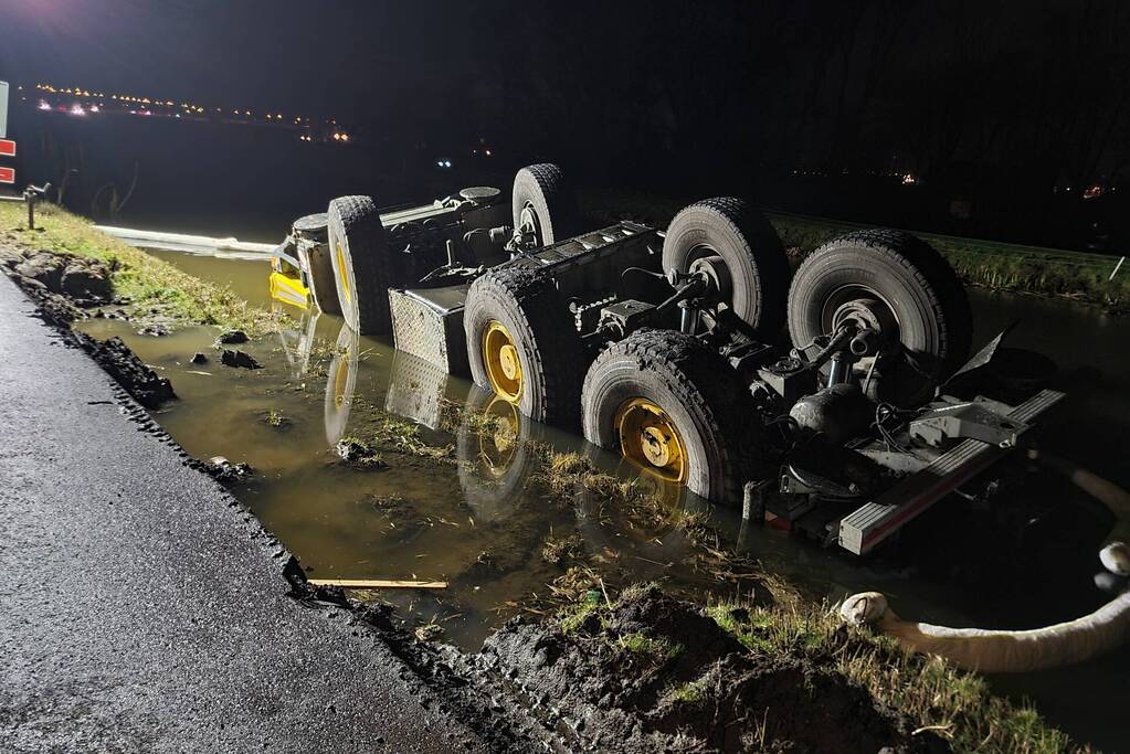 Kraan zakt weg en valt om in water