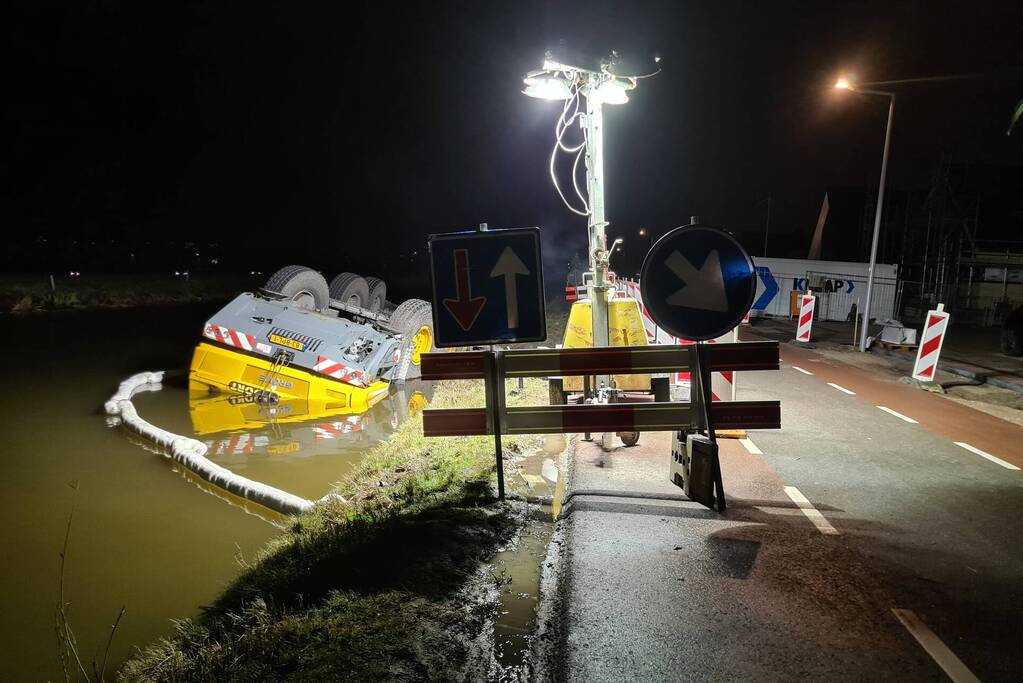 Kraan zakt weg en valt om in water