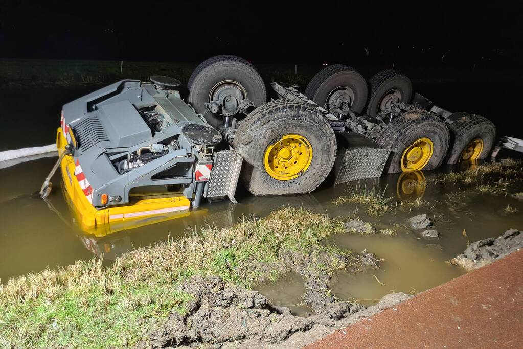 Kraan zakt weg en valt om in water