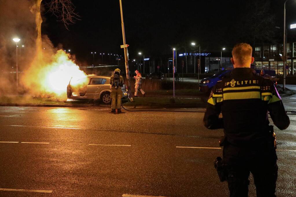 Auto vliegt in brand na botsing tegen boom