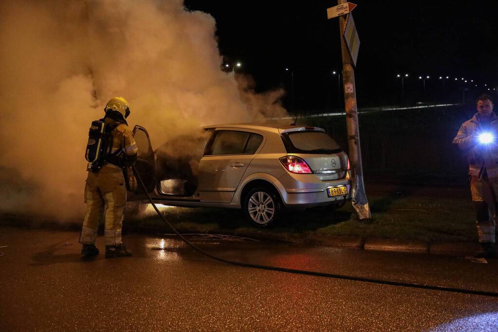 Auto vliegt in brand na botsing tegen boom
