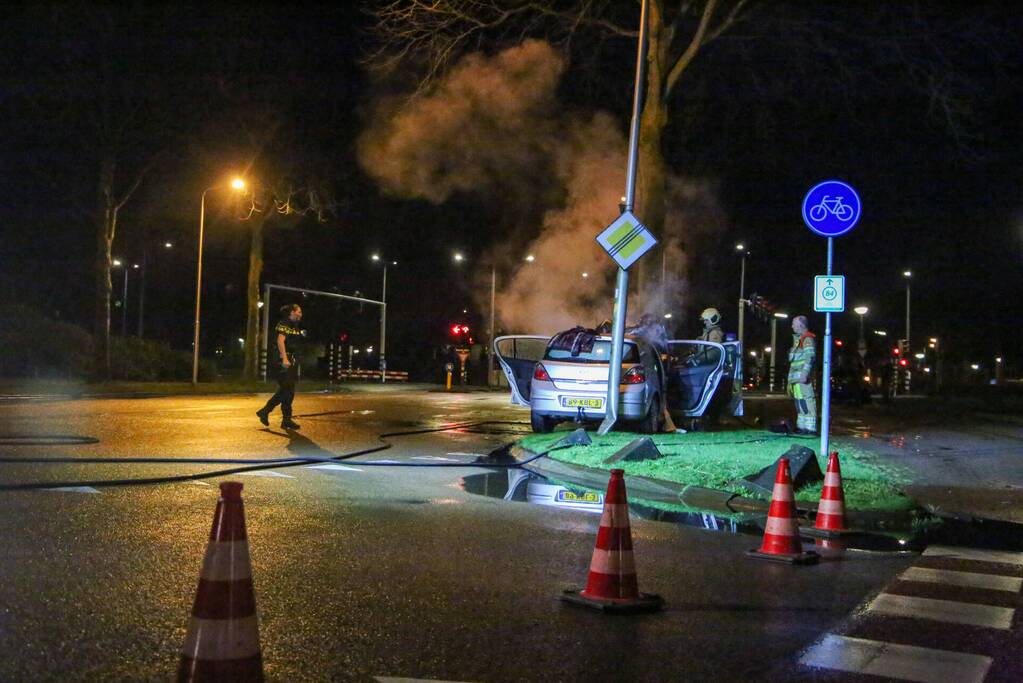 Auto vliegt in brand na botsing tegen boom
