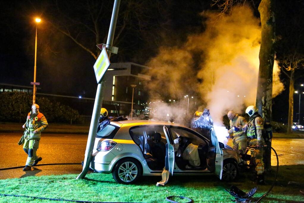 Auto vliegt in brand na botsing tegen boom