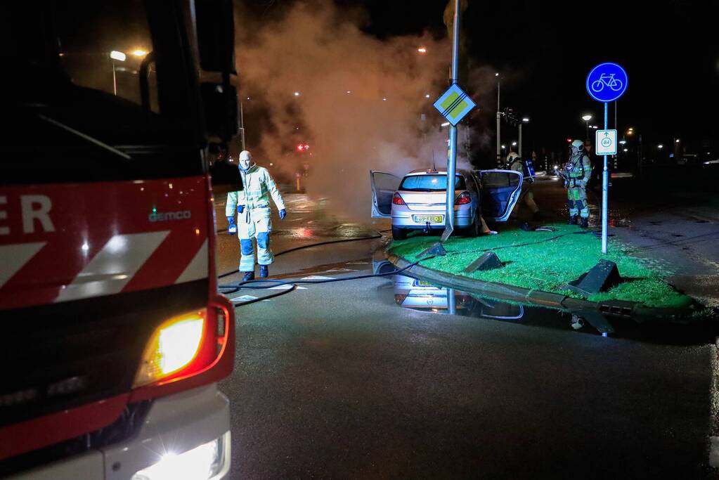 Auto vliegt in brand na botsing tegen boom
