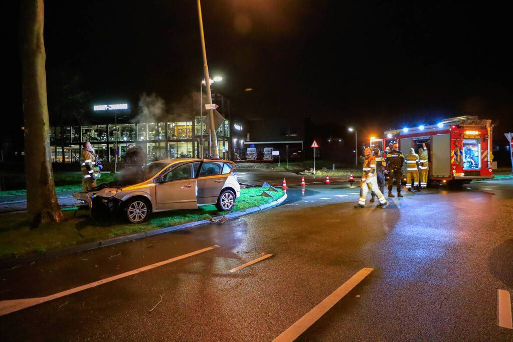 Auto vliegt in brand na botsing tegen boom