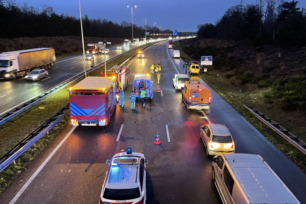 Snelweg afgesloten door ernstig verkeersongeval