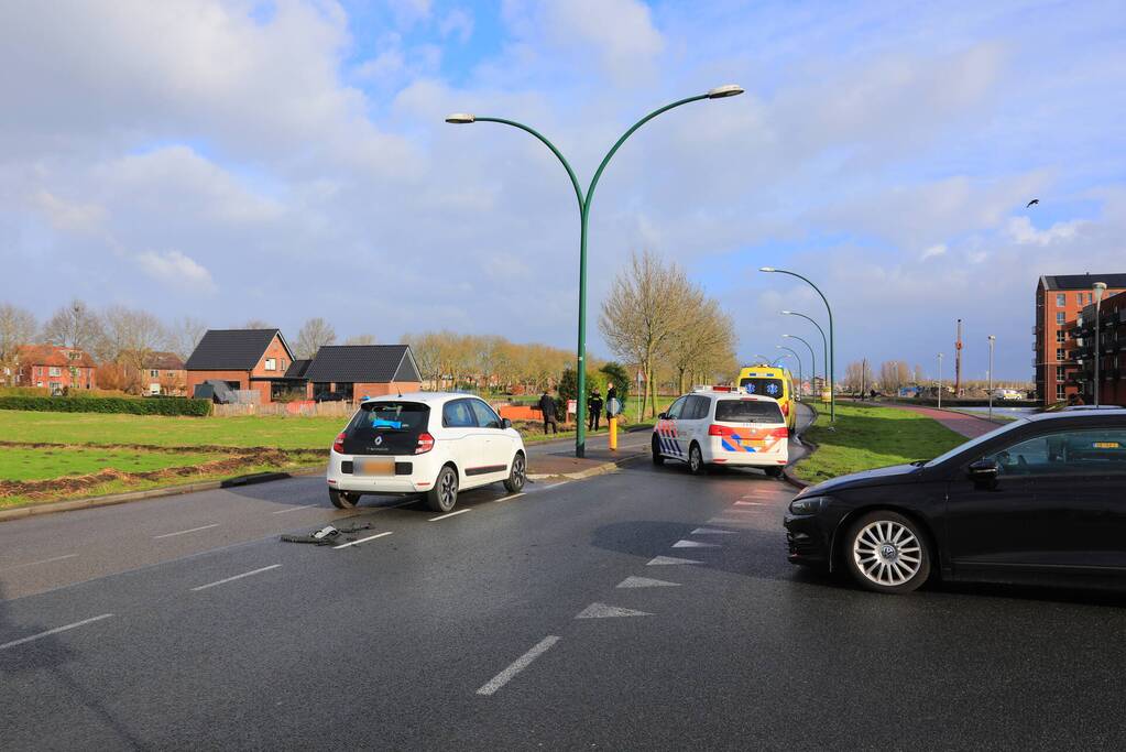 Auto belandt in sloot na botsing