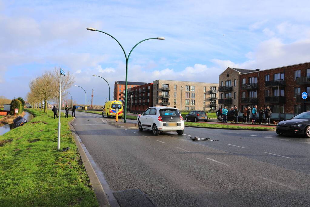 Auto belandt in sloot na botsing