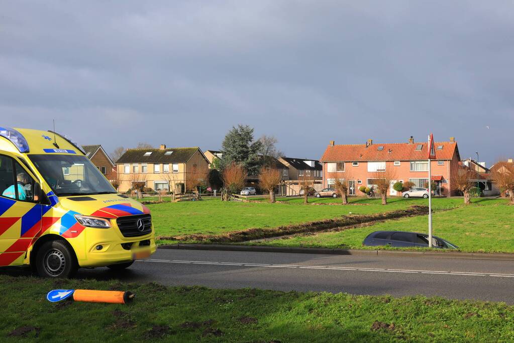 Auto belandt in sloot na botsing