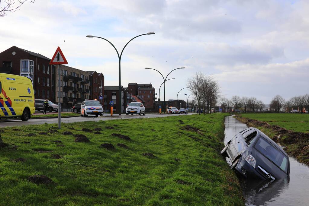 Auto belandt in sloot na botsing