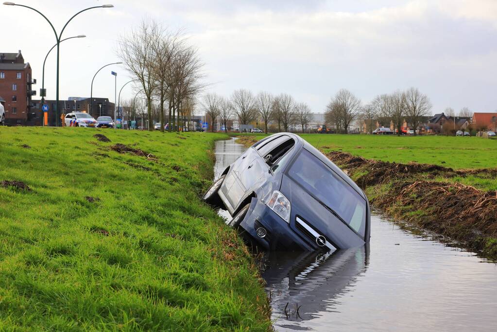 Auto belandt in sloot na botsing