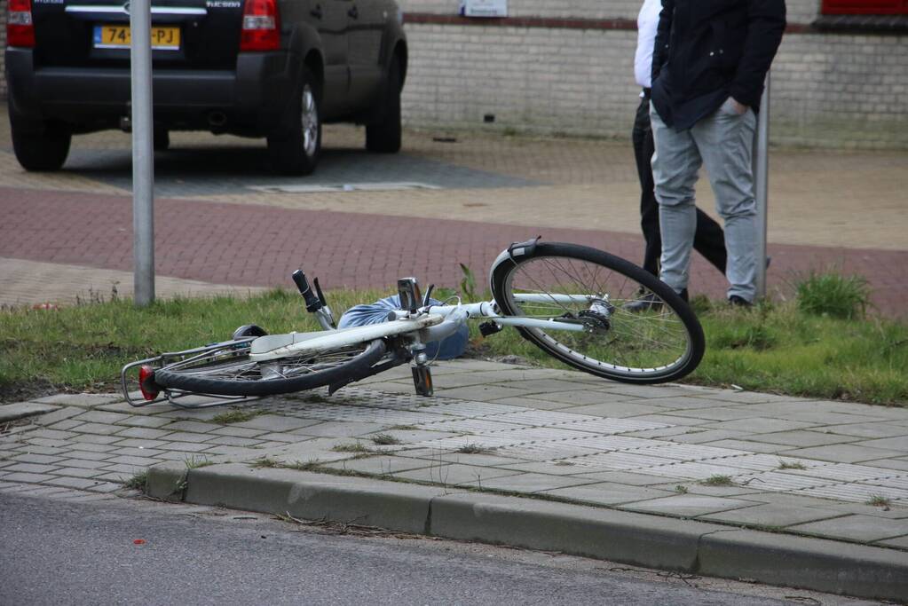 Automobilist schept overstekende fietser