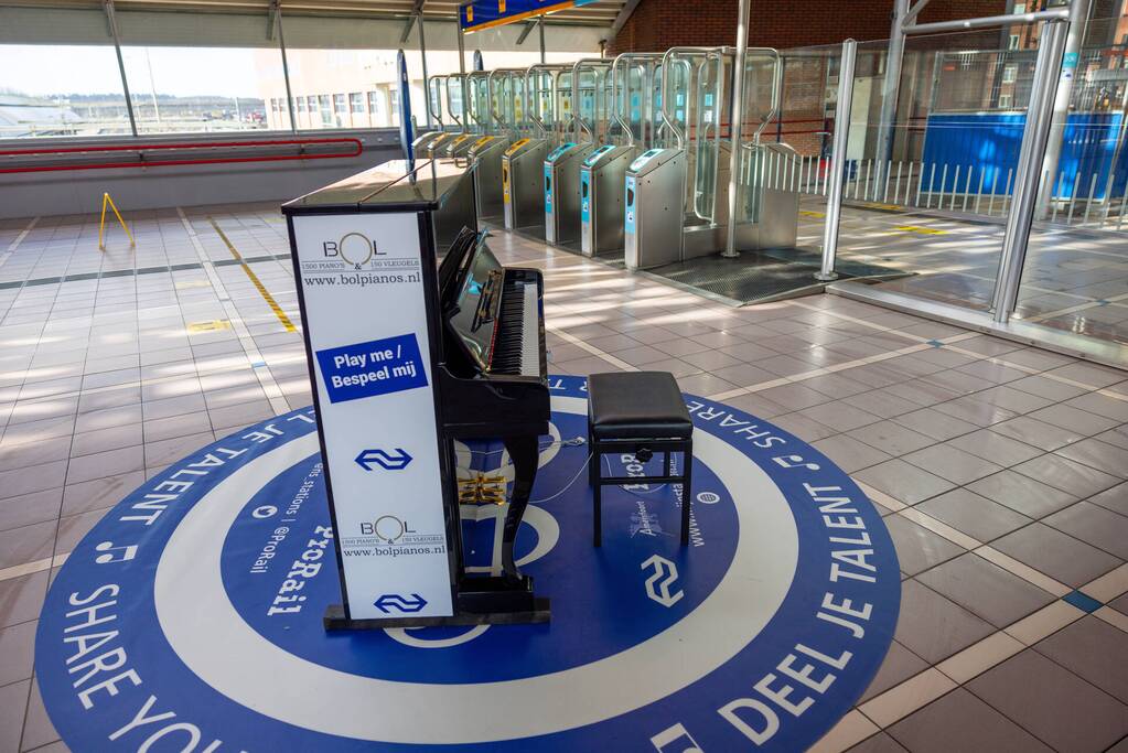Piano feestelijk geplaatst in stationshal NS-station