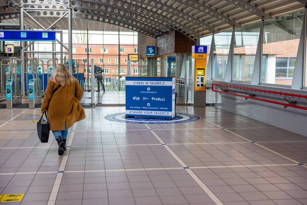 Piano feestelijk geplaatst in stationshal NS-station
