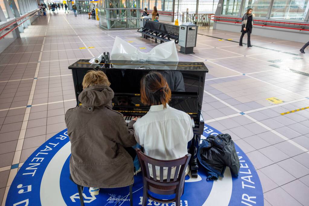Piano feestelijk geplaatst in stationshal NS-station