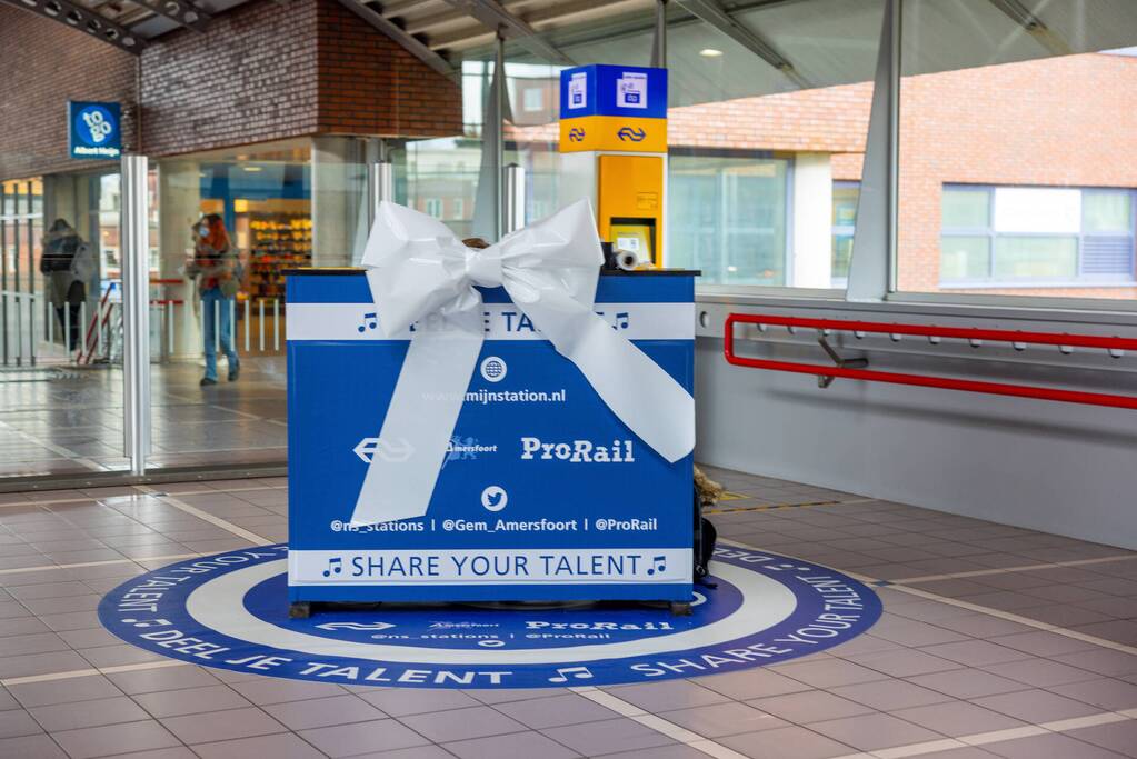 Piano feestelijk geplaatst in stationshal NS-station