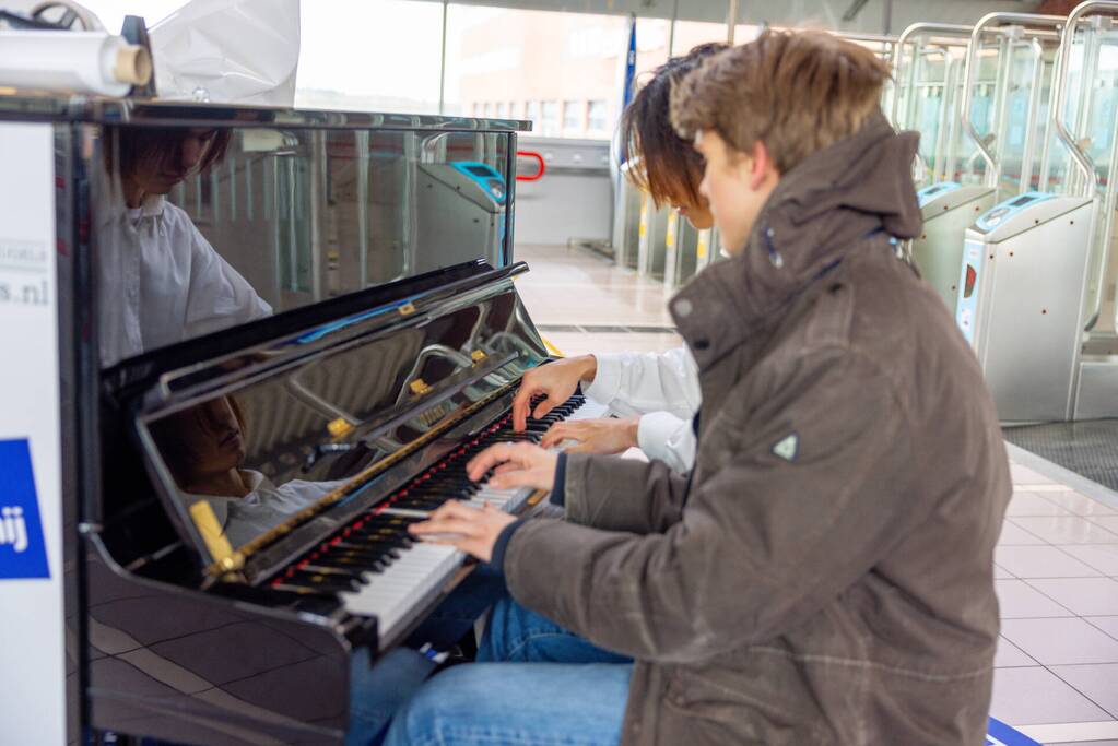 Piano feestelijk geplaatst in stationshal NS-station
