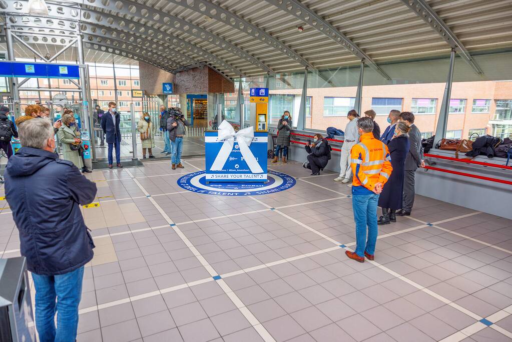 Piano feestelijk geplaatst in stationshal NS-station