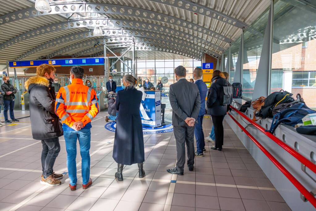 Piano feestelijk geplaatst in stationshal NS-station