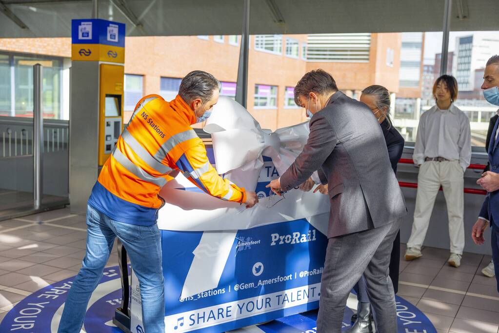 Piano feestelijk geplaatst in stationshal NS-station