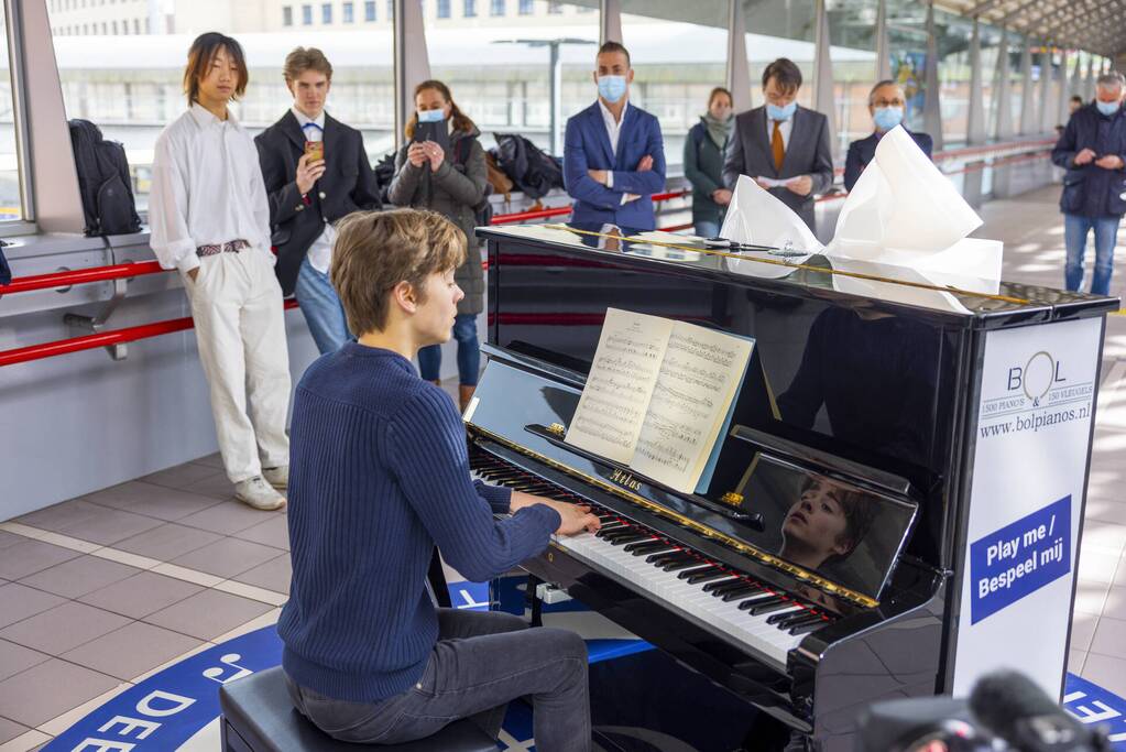 Piano feestelijk geplaatst in stationshal NS-station