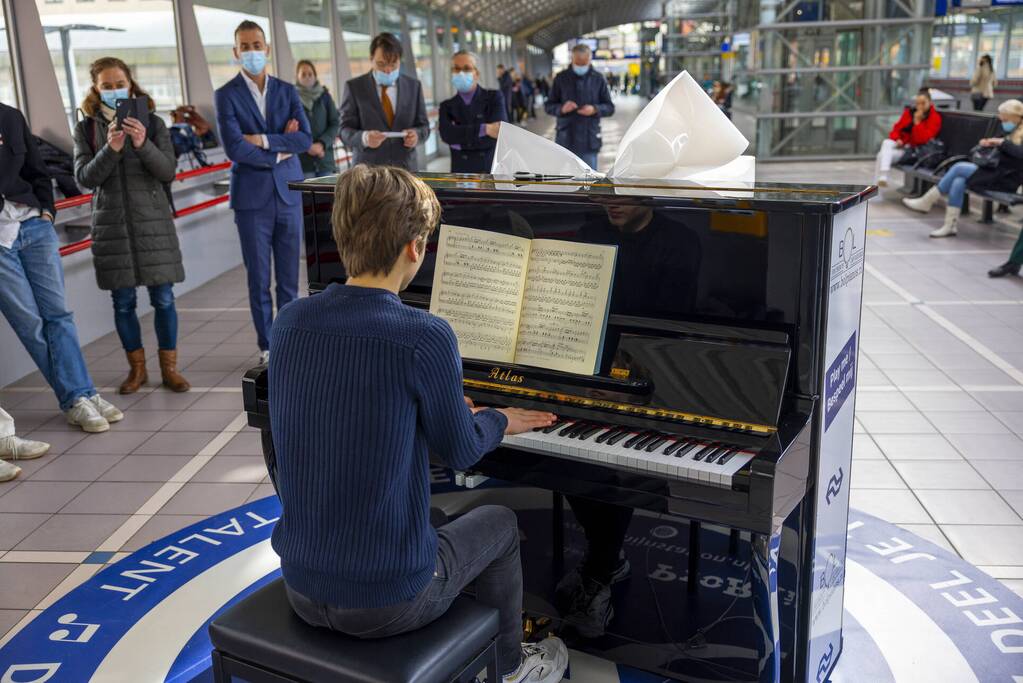 Piano feestelijk geplaatst in stationshal NS-station