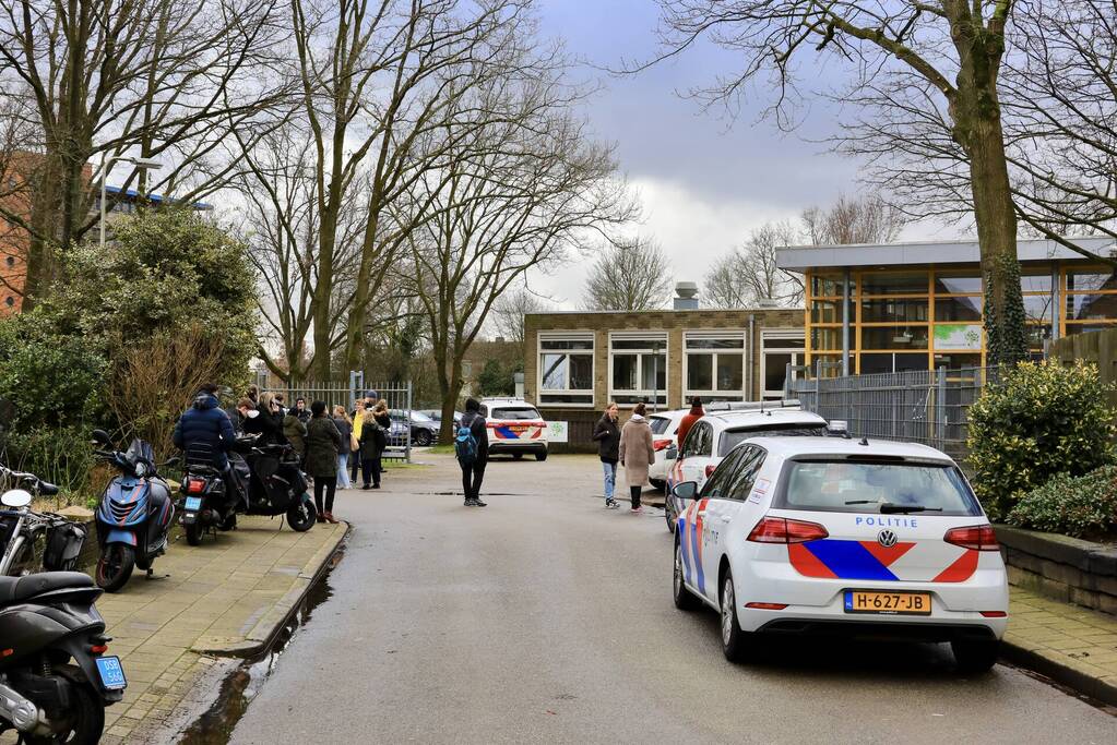 Veel politie bij school na verdachte situatie