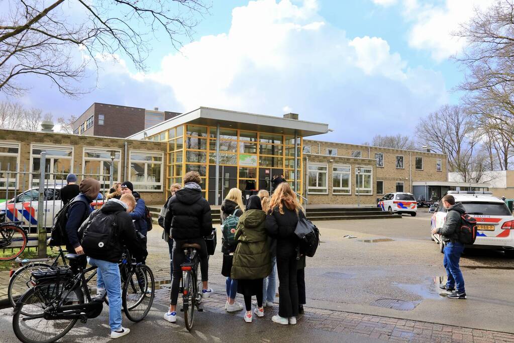Veel politie bij school na verdachte situatie