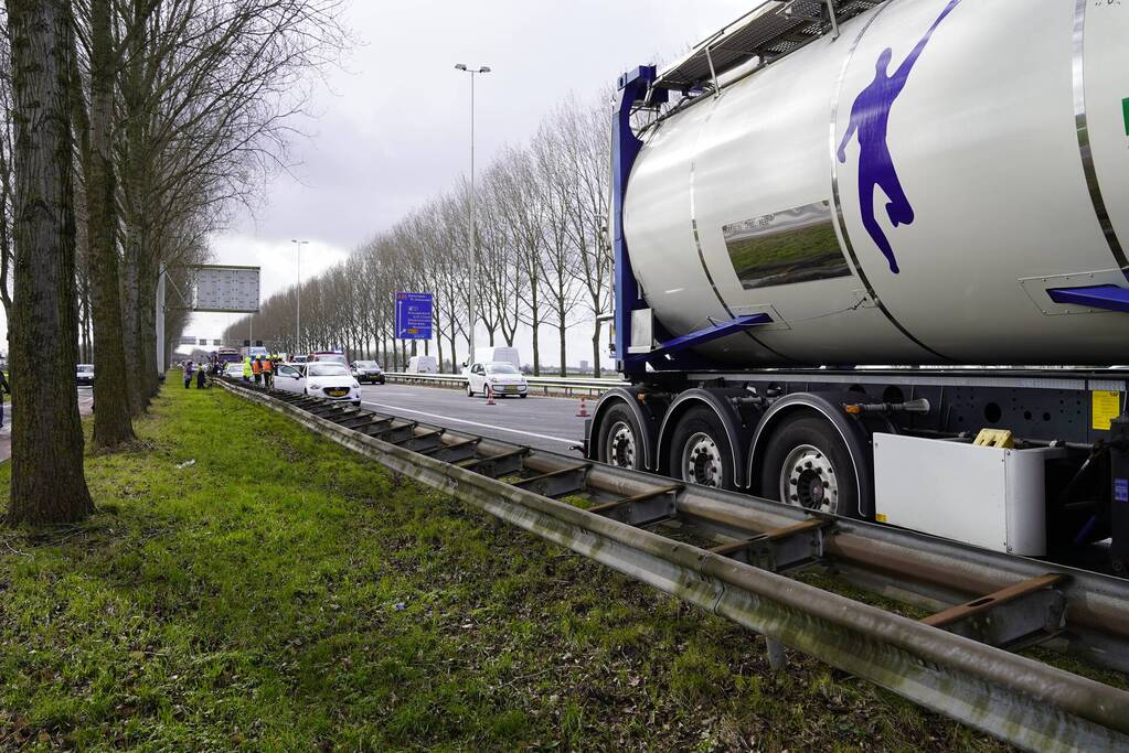 Vijf auto's en een vrachtwagen betrokken bij botsing
