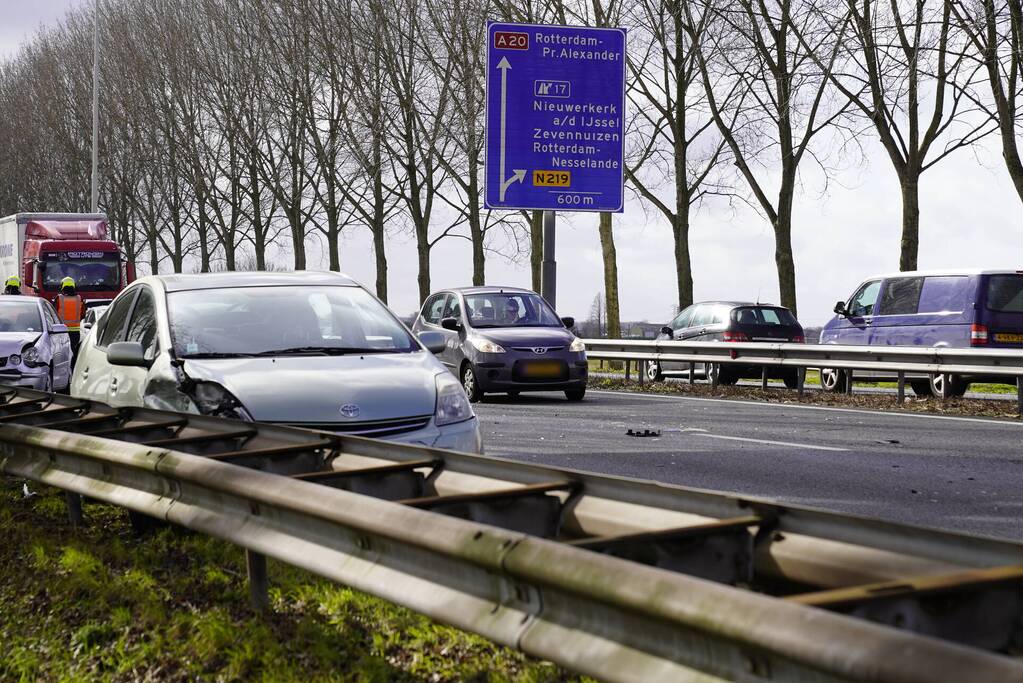 Vijf auto's en een vrachtwagen betrokken bij botsing