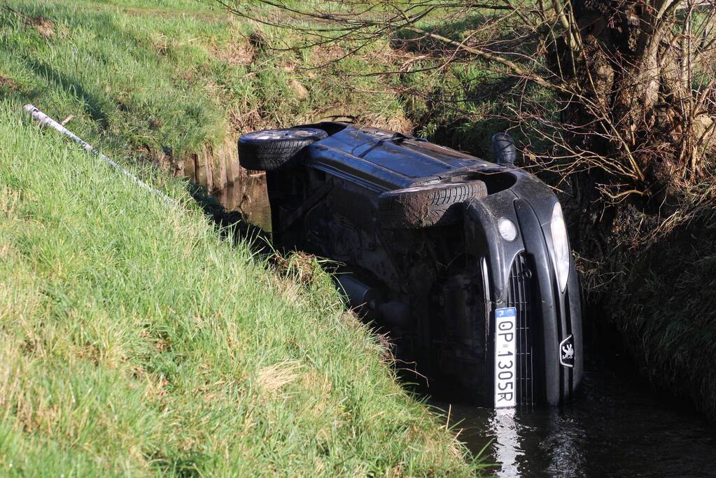 Auto belandt op kant in sloot