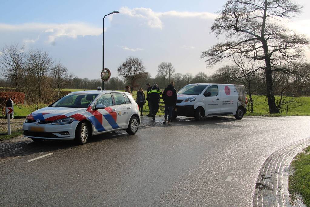 Auto belandt op kant in sloot